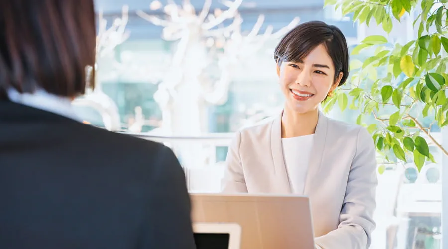 派遣社員の契約管理や定着率に課題。専任コーディネーターが業務効率化を改善
