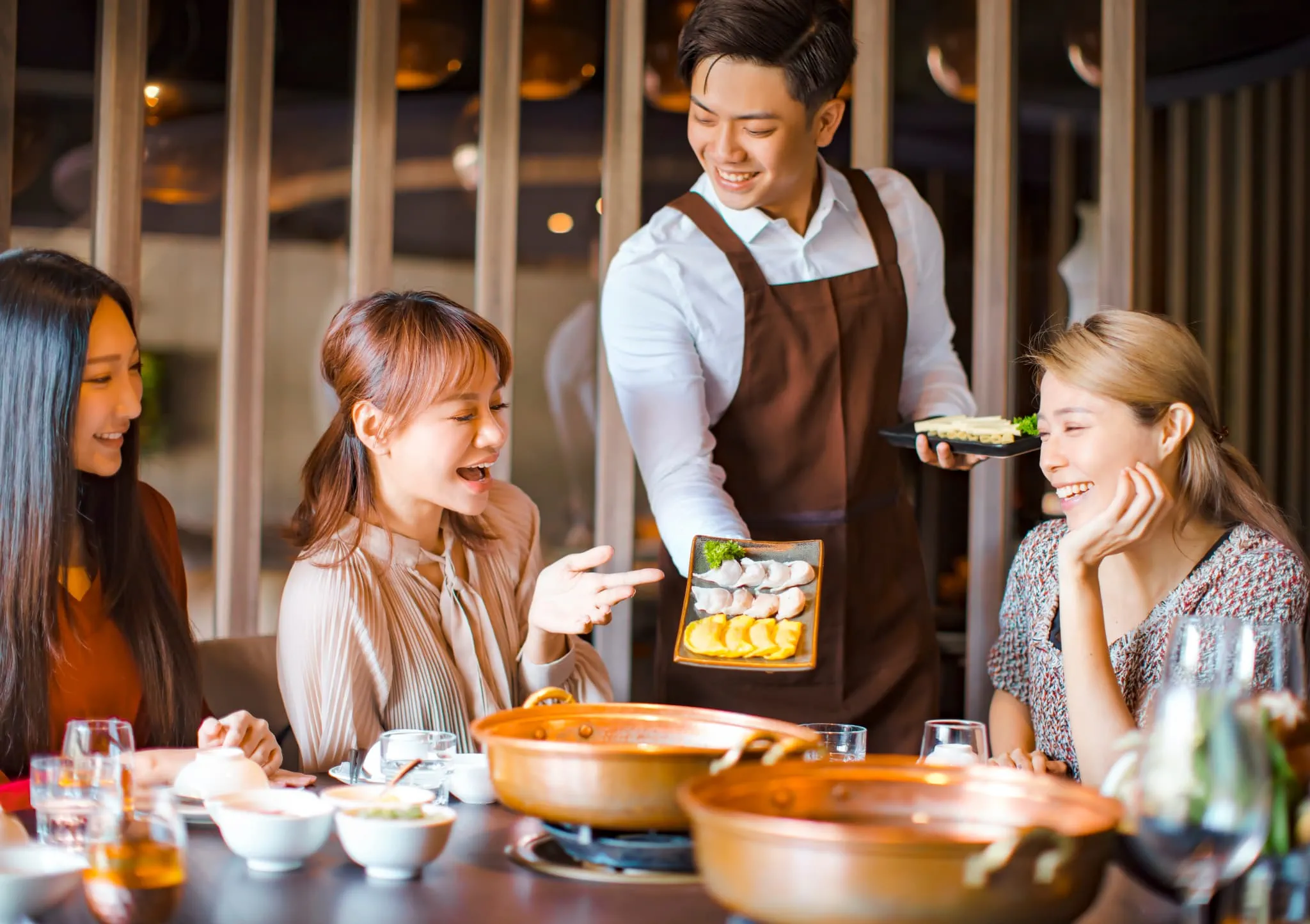 飲食店の人手不足はどう解消する？外国人採用の基本や流れを紹介