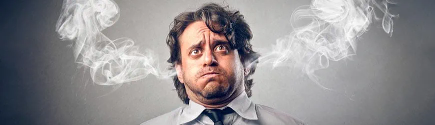 Homme à bout, stressé, retenant son souffle, joues gonflées et fumée sortant des oreilles. 