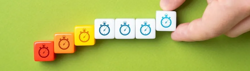 Une succession de cubes représentant des horloges, symboles d’un passage de temps partiel à temps plein.