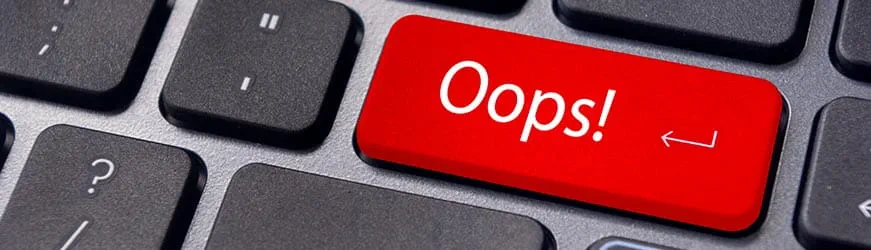 Clavier d’ordinateur noir affichant une touche rouge marquée « ooops ! » 