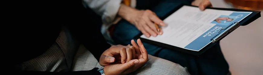 2 personnes regardent et vérifient un CV
