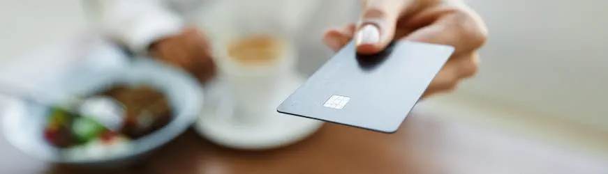 Une salariée paye son repas de midi avec un titre-restaurant dématérialisé