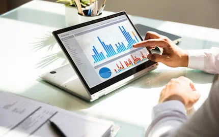Un chargé RH en train de suivre les indicateurs de performance de sa campagne de recrutement digital.