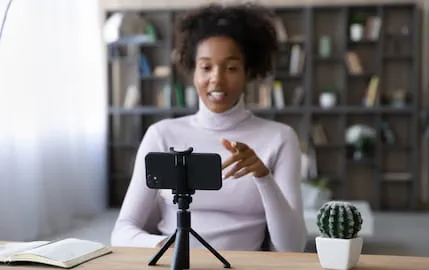 Une chargée RH en train de faire une vidéo de recrutement pour les réseaux sociaux de son entreprise.