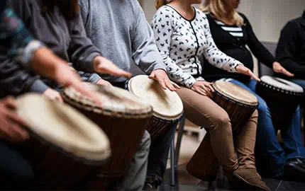 Groupe de personnes qui jouent de la musique dans un cadre thérapeutique