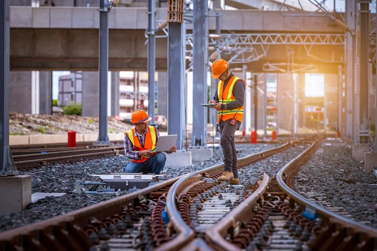 特定技能の鉄道分野とは？制度の概要や従事できる業務、雇用時の注意点を紹介