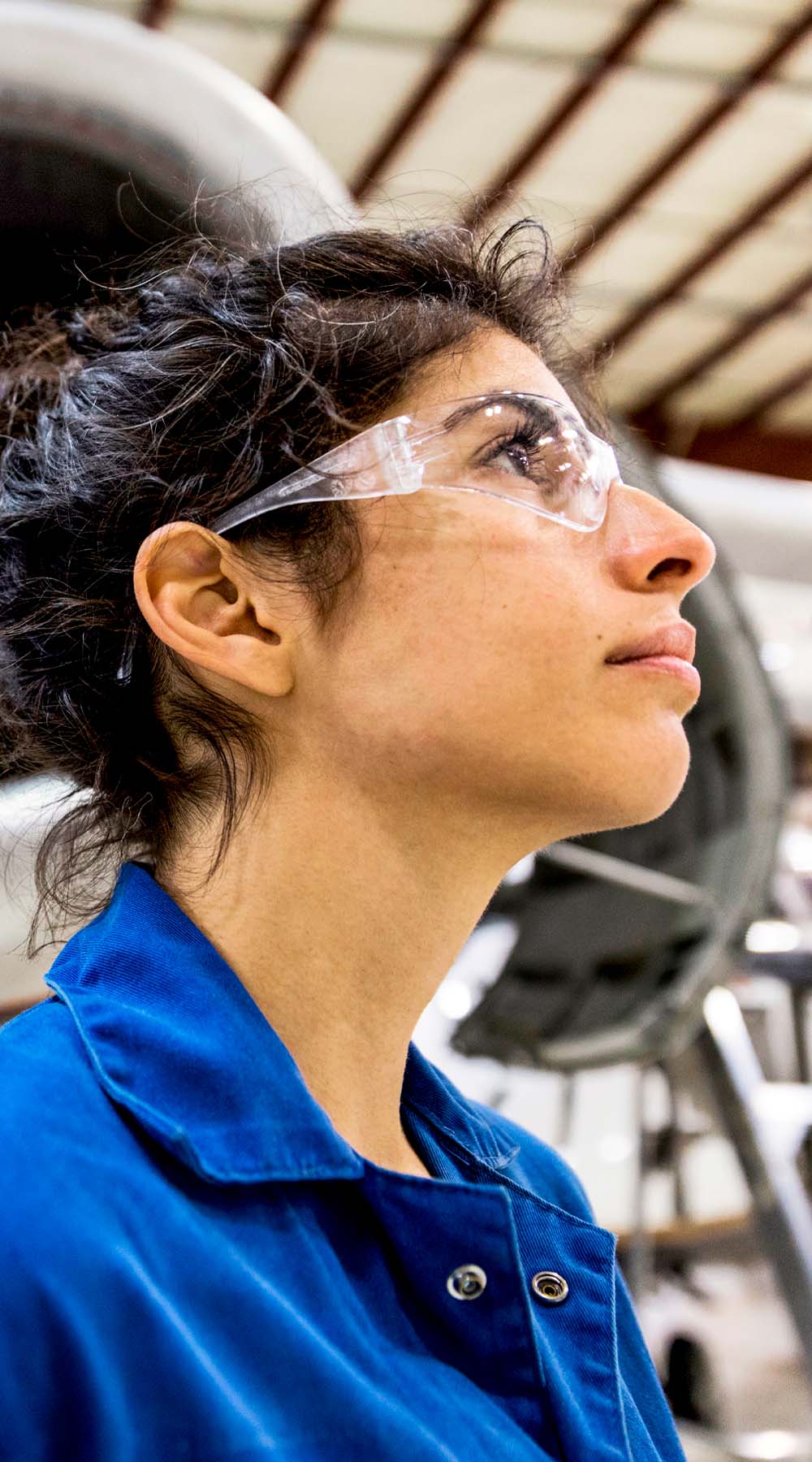 Técnico inspeccionando el motor de un avión en el hangar