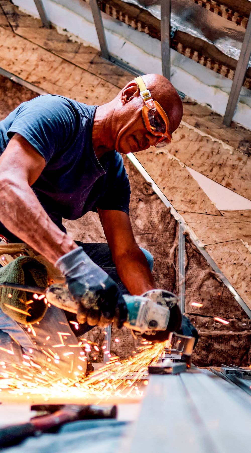 Trabajador cortando materiales en un entorno de taller