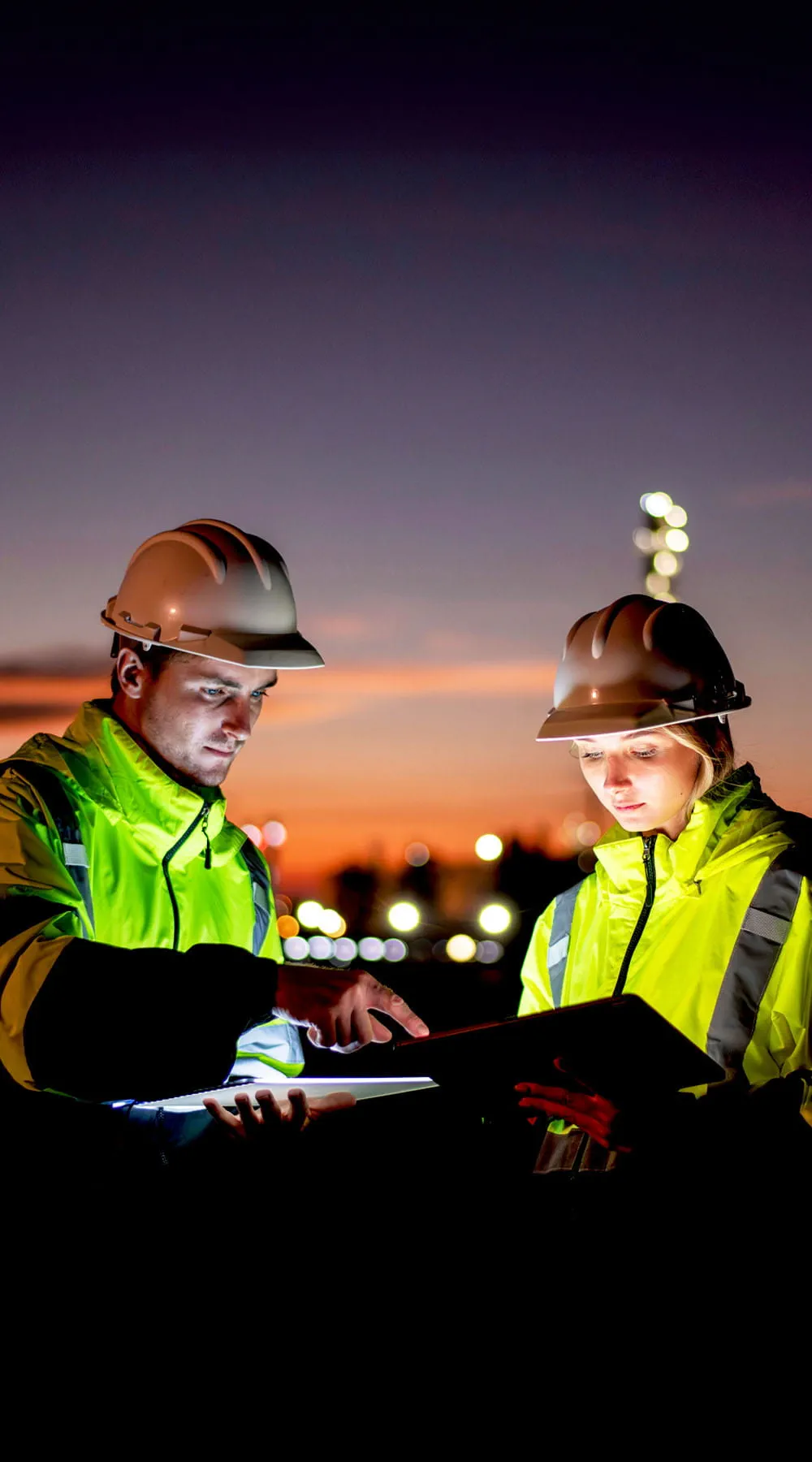 Trabajadores con casco en un entorno industrial