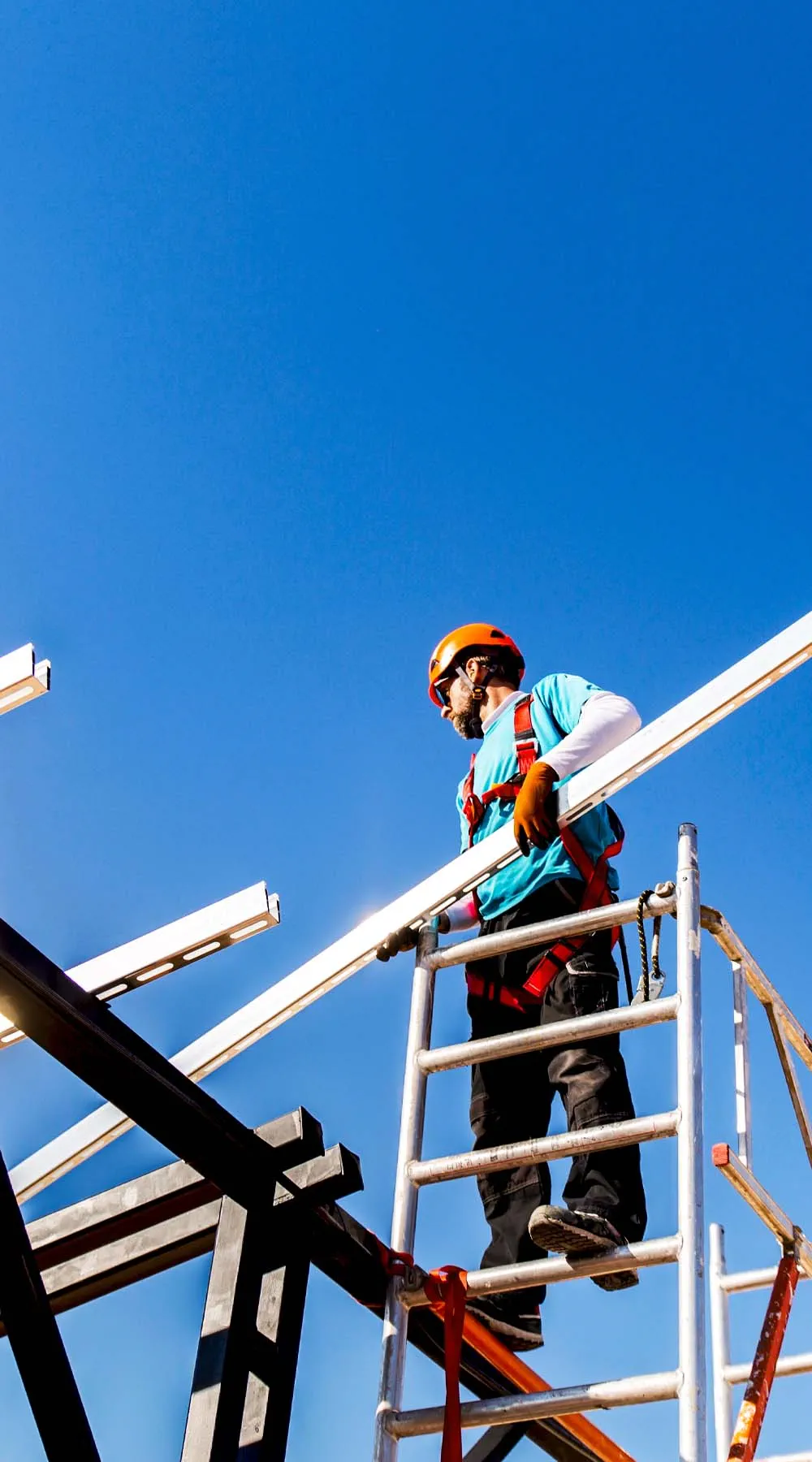Trabajadores de la construcción ensamblando un marco de acero