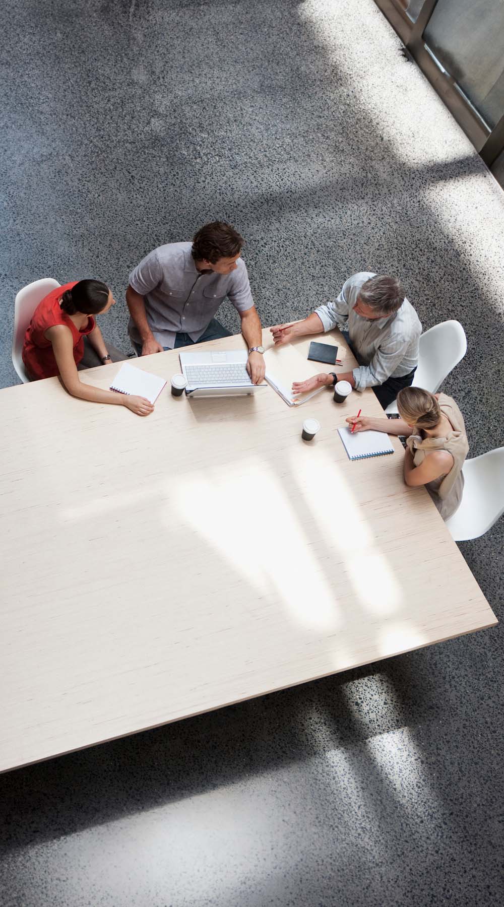 Grupo de cuatro personas reunidos alrededor de una mesa