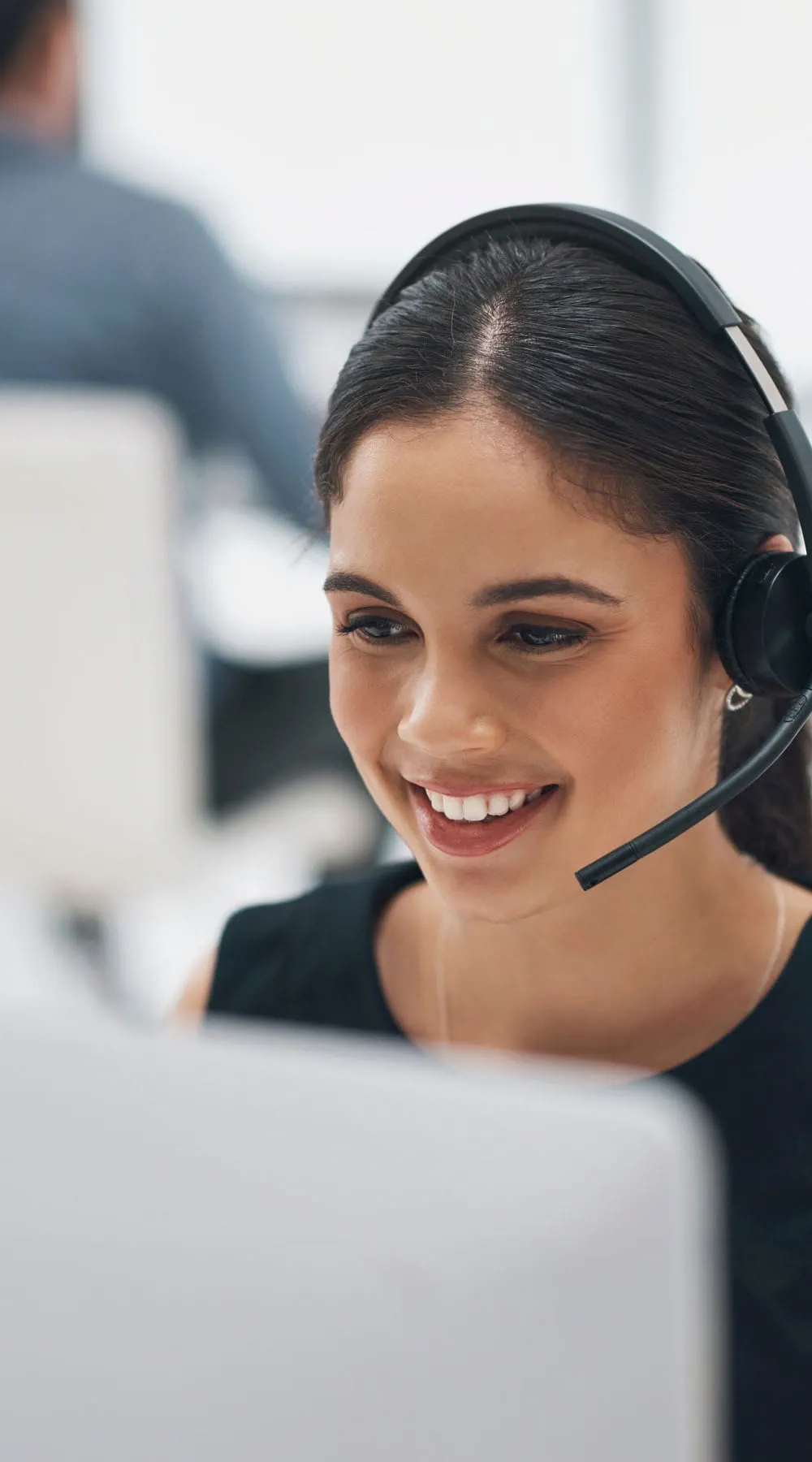 Mujer hablando con cliente con auriculares
