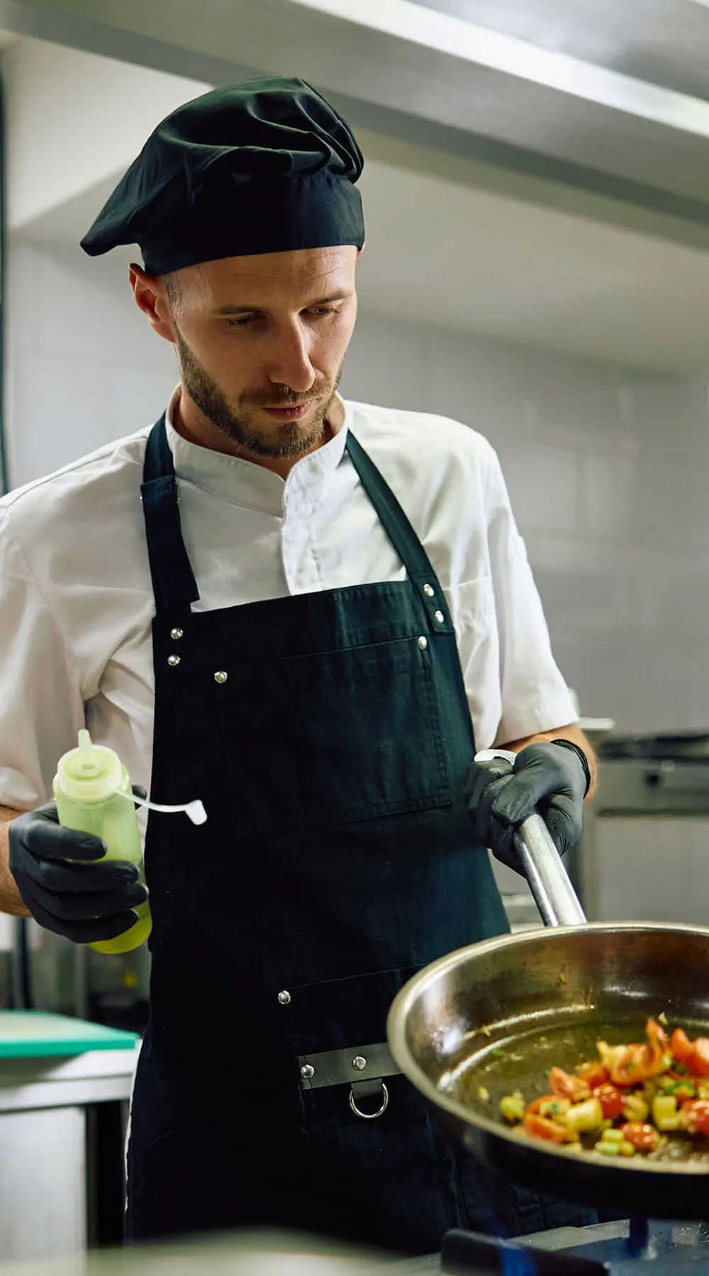 Cocinero masculino preparando comida en la cocina del restaurante