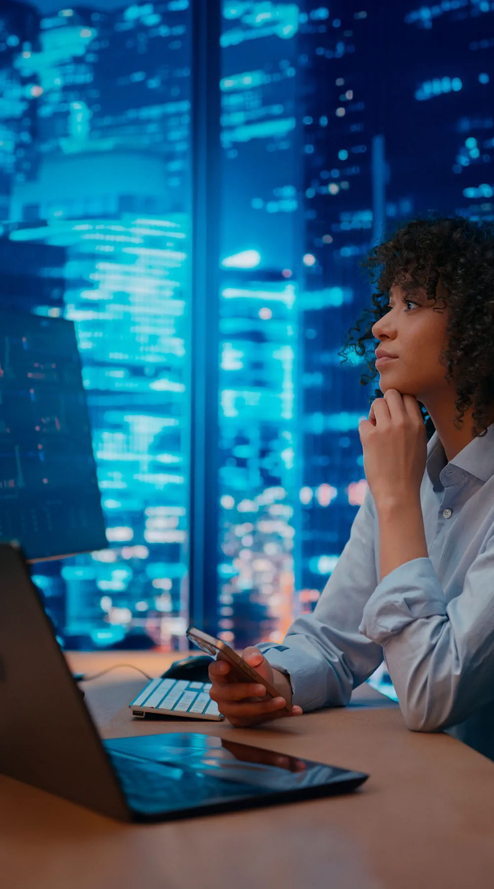 Mujer revisando estudios financieros en una pantalla