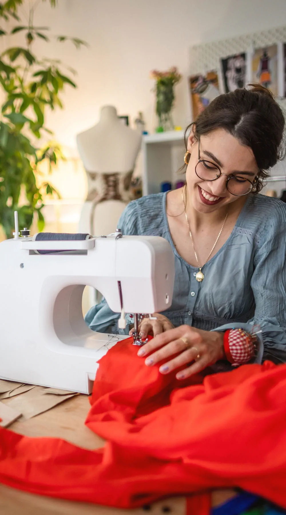 Costurera trabajando en la máquina de coser