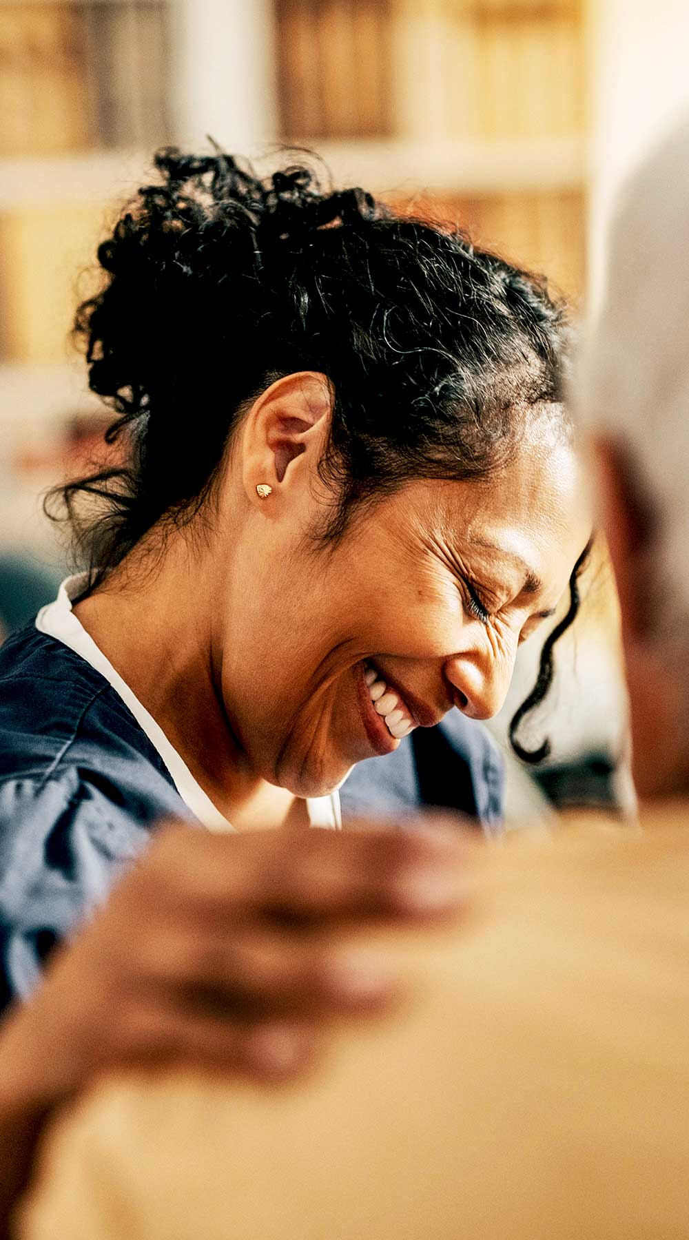 Trabajador de la salud sonriendo durante una consulta