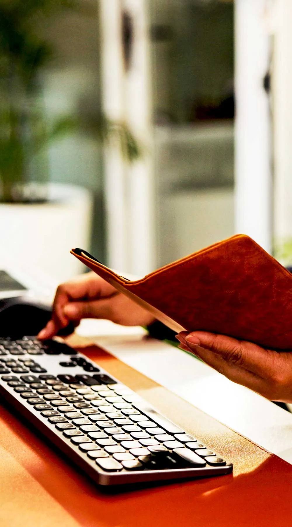 Persona usando un sistema de punto de venta o caja registradora en un entorno de hostelería