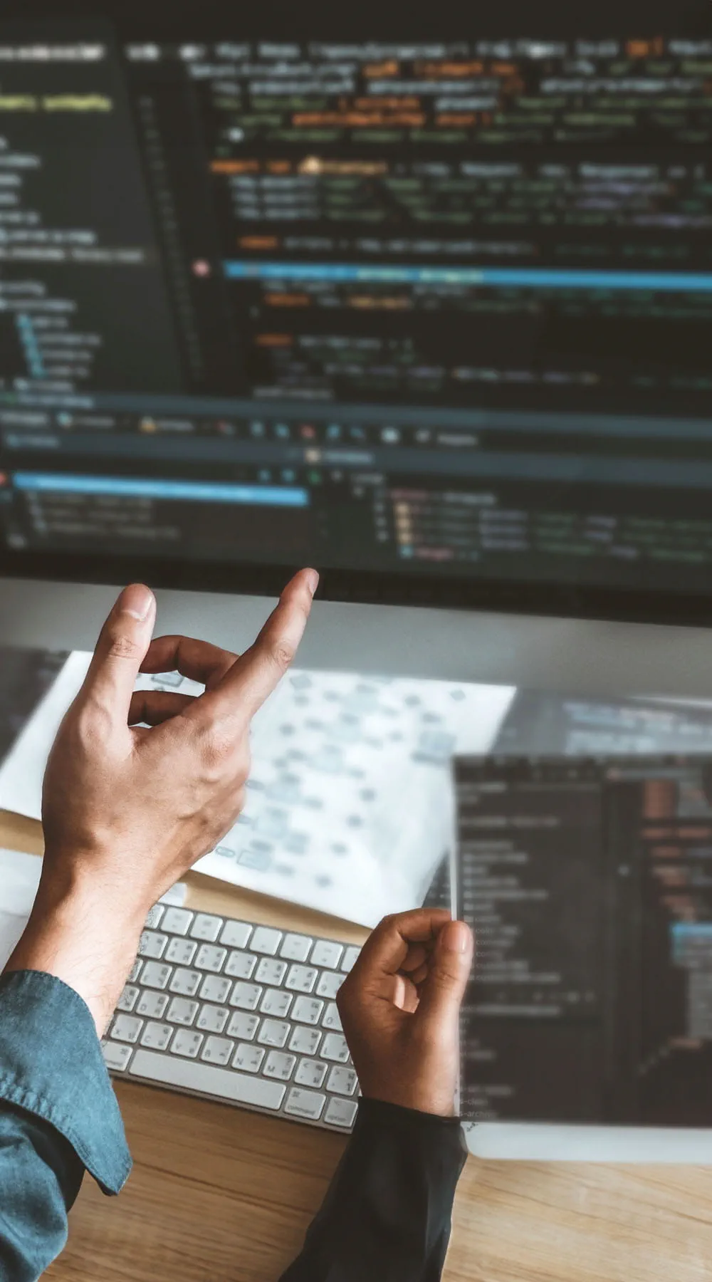 Dos personas trabajando con código HTML