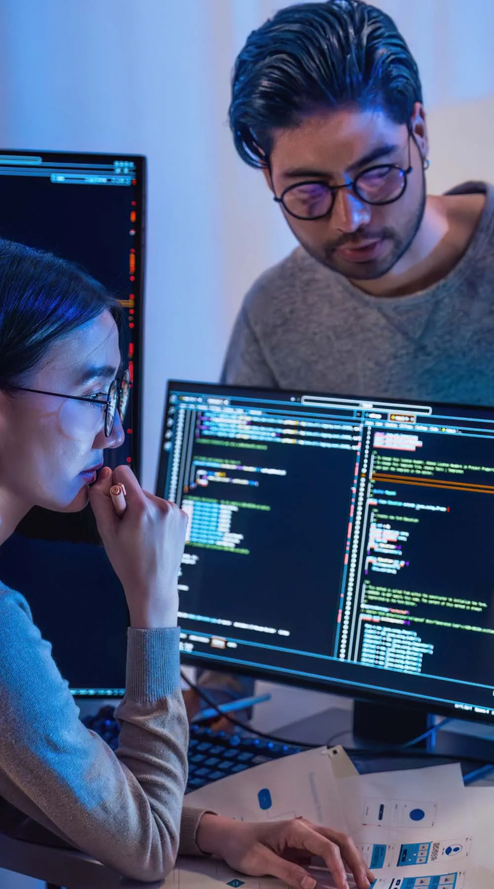 Discusión del equipo de DevOps sobre el programa de codificación