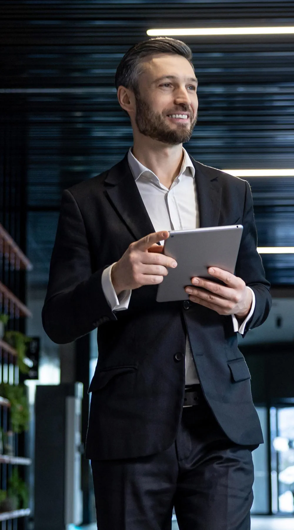 Hombre de negocios en ropa formal en el centro de negocios