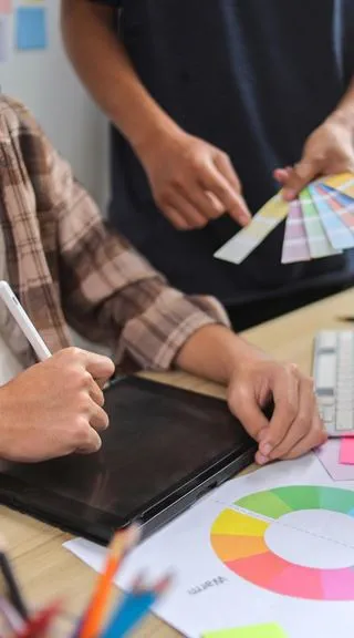 Diseñadores debatiendo sobre la selección de colores