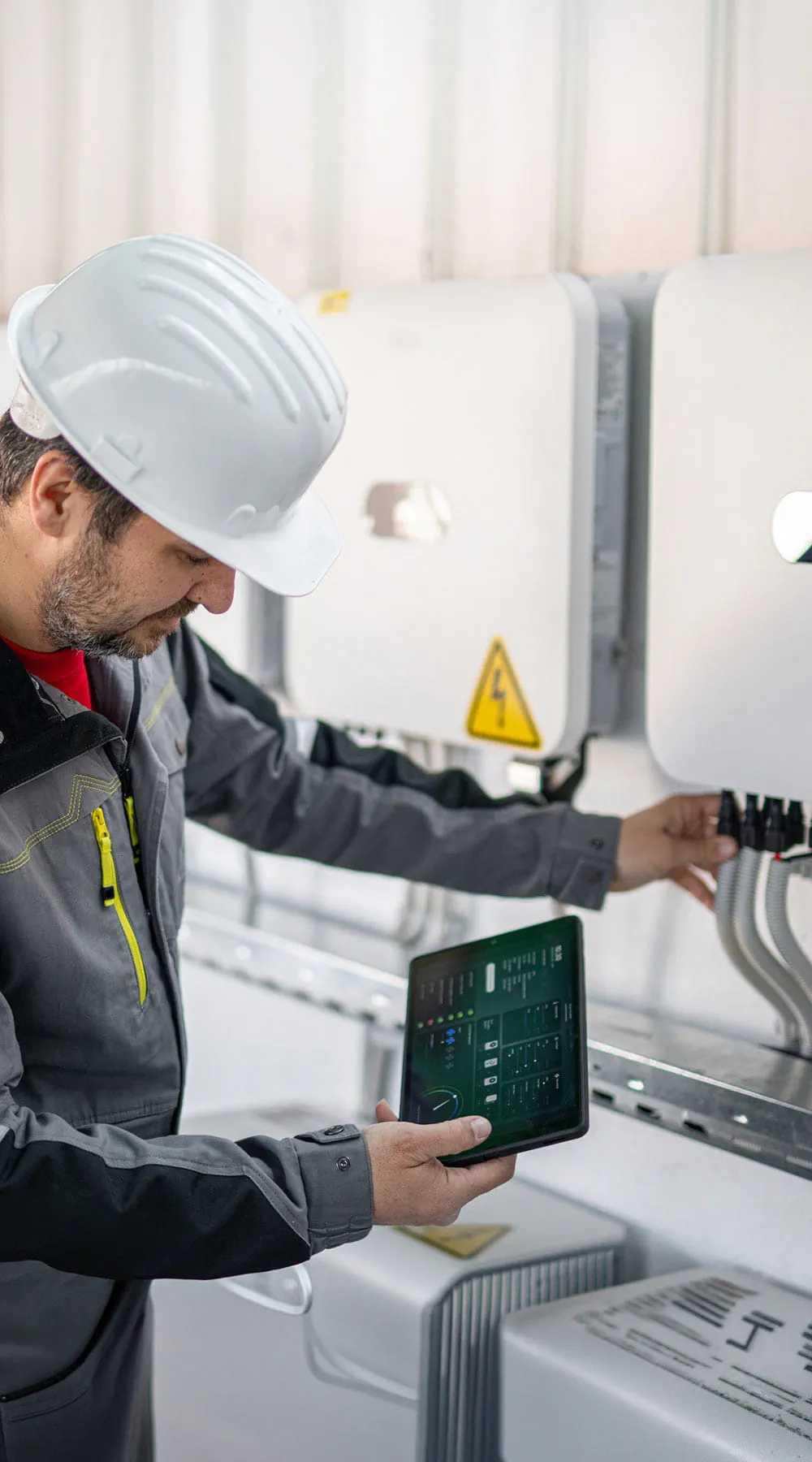 Un ingeniero utiliza una tableta digital para examinar el sistema de red eléctrica inteligente