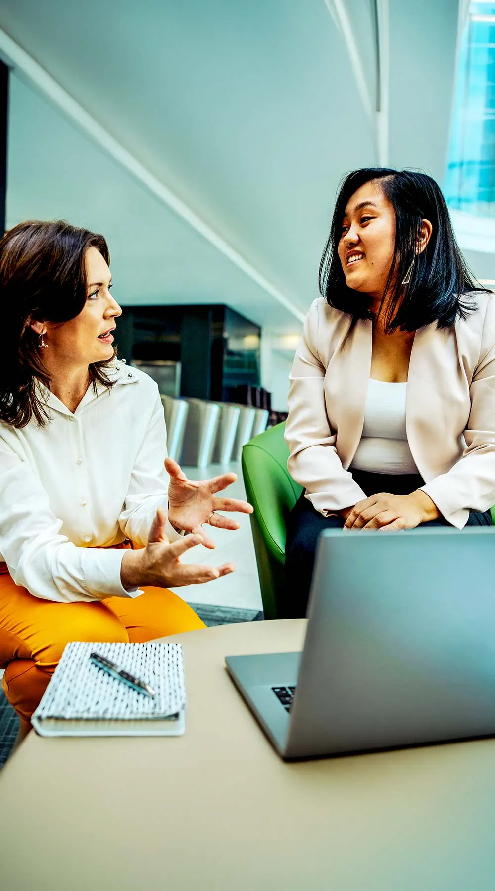 Dos mujeres discutiendo sobre el trabajo en el escritorio