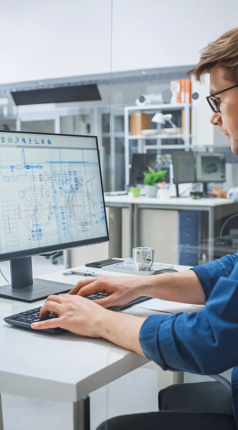 Ingeniero que trabaja con software en ordenador de escritorio