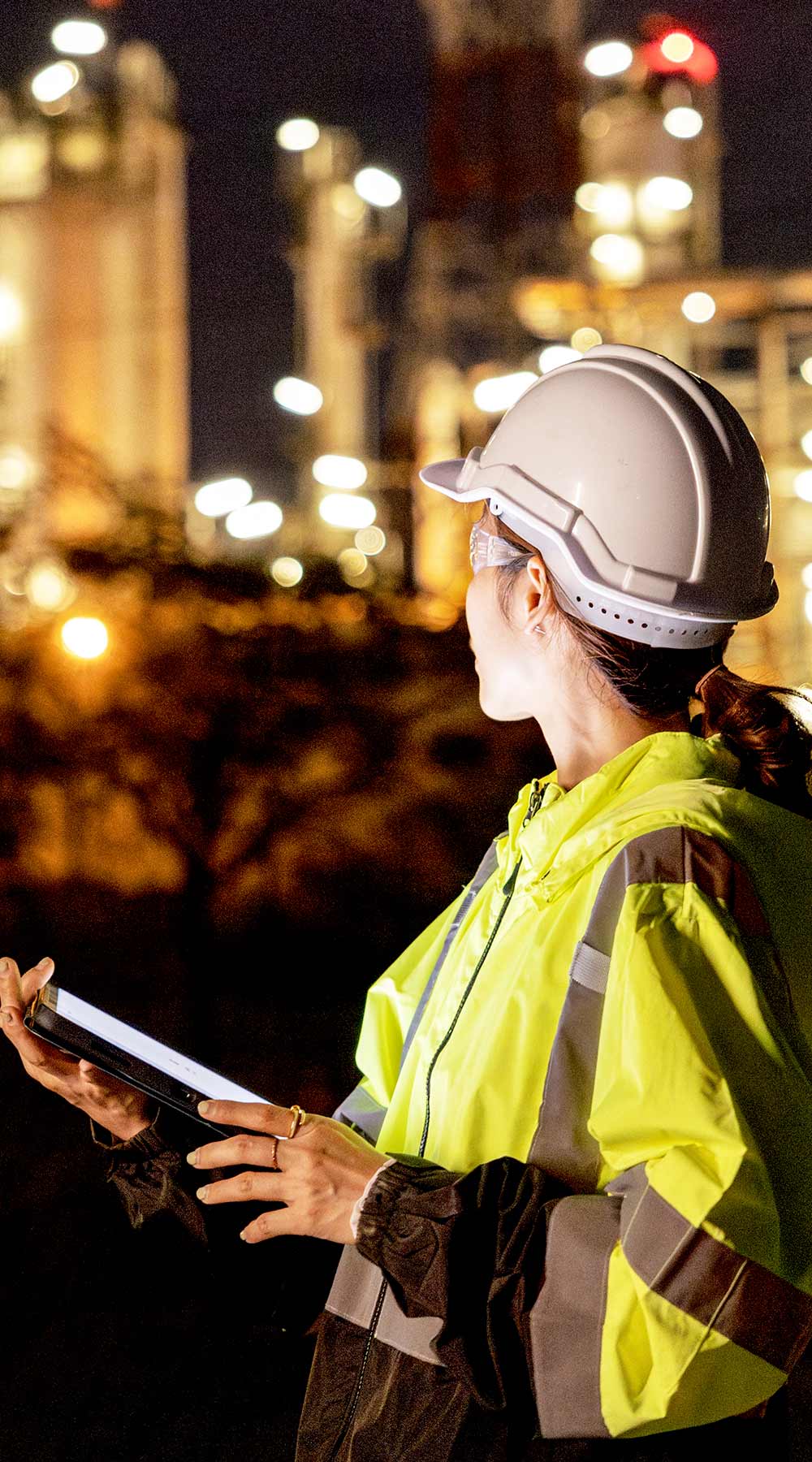 Ingeniero monitoreando operaciones en un sitio industrial