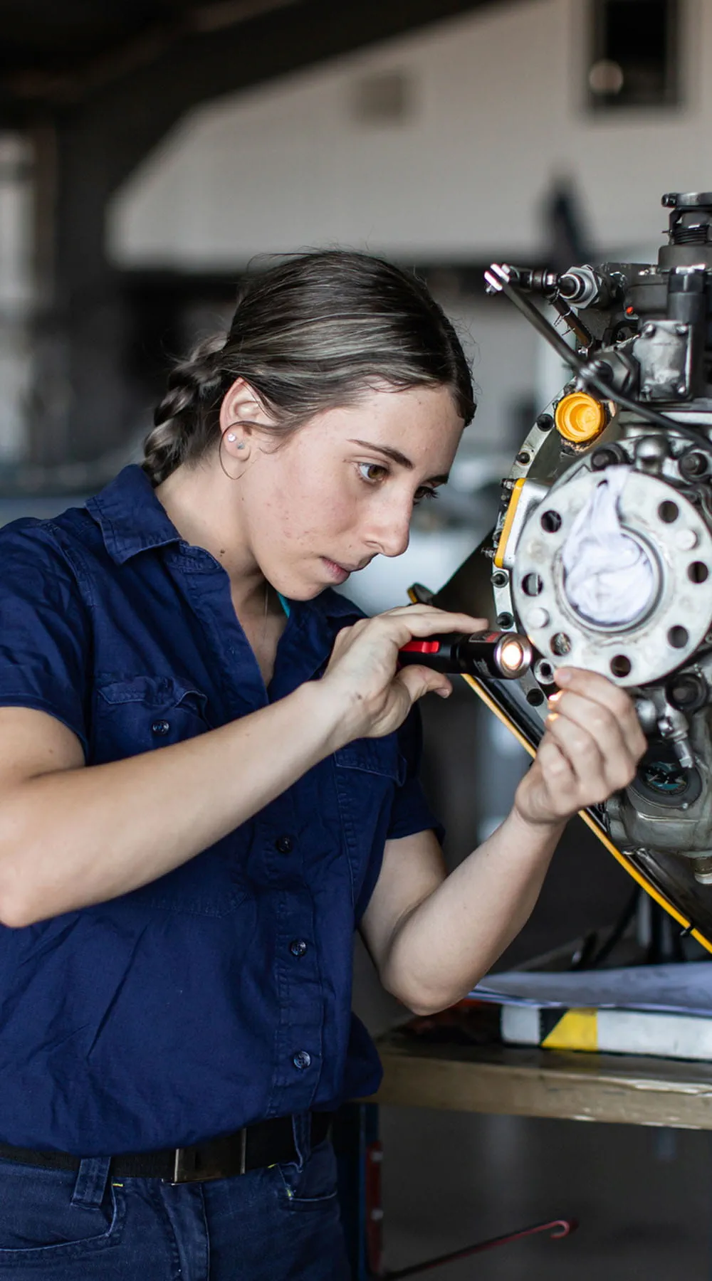 Joven aprendiz de ingeniera aeronáutica en el trabajo