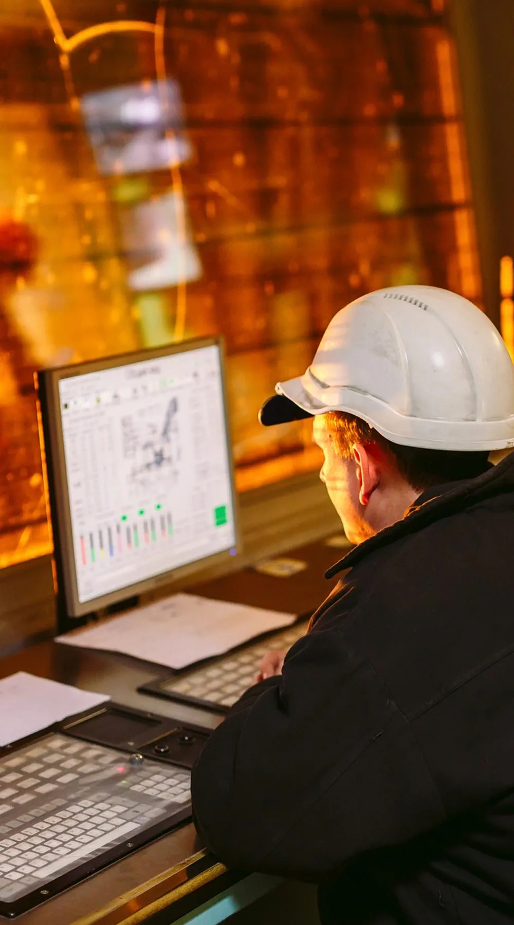 Dos ingenieros en una planta para la producción de acero