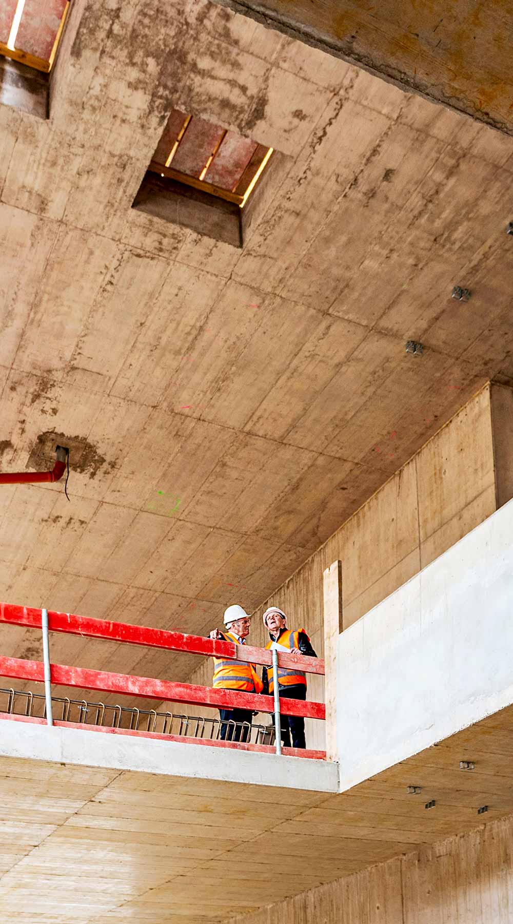 Trabajadores instalando materiales en una plataforma elevada