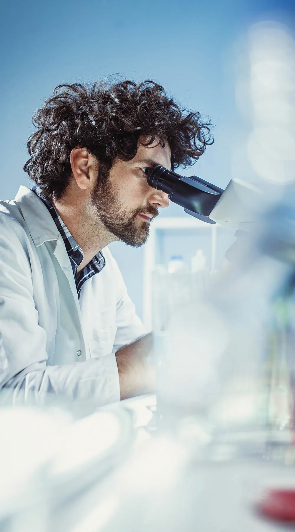 Técnico de laboratorio trabajando con equipo