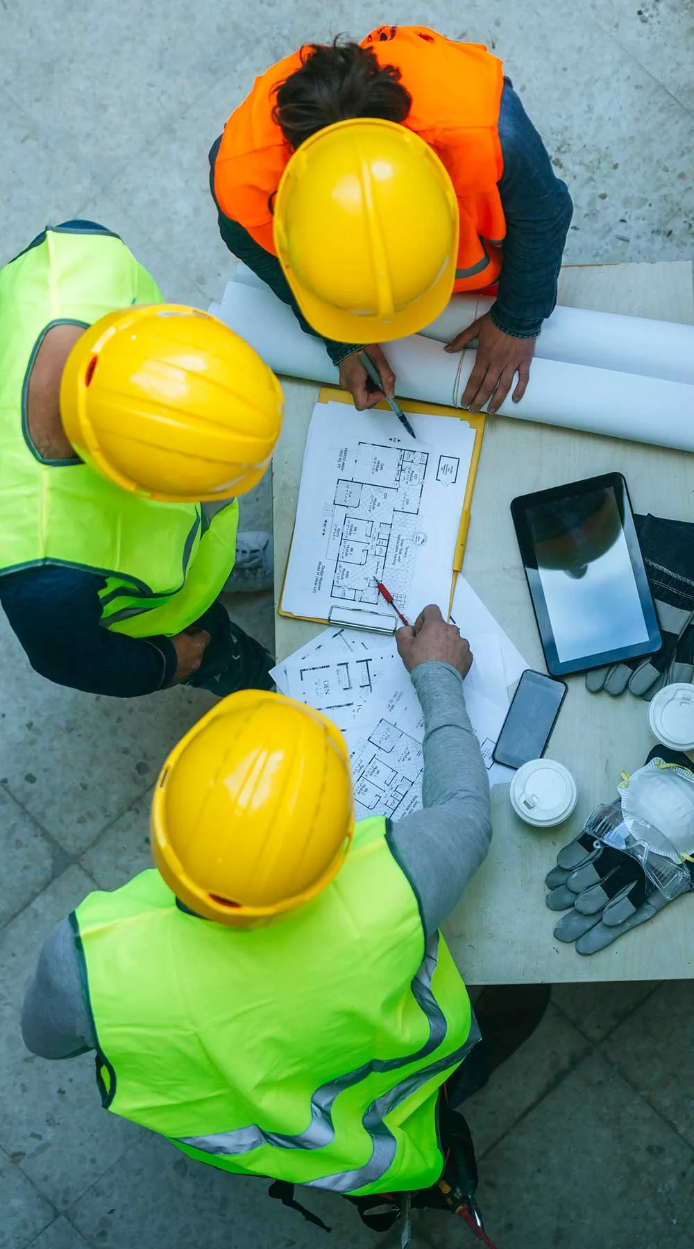 Ingeniero trabajando con unos planos