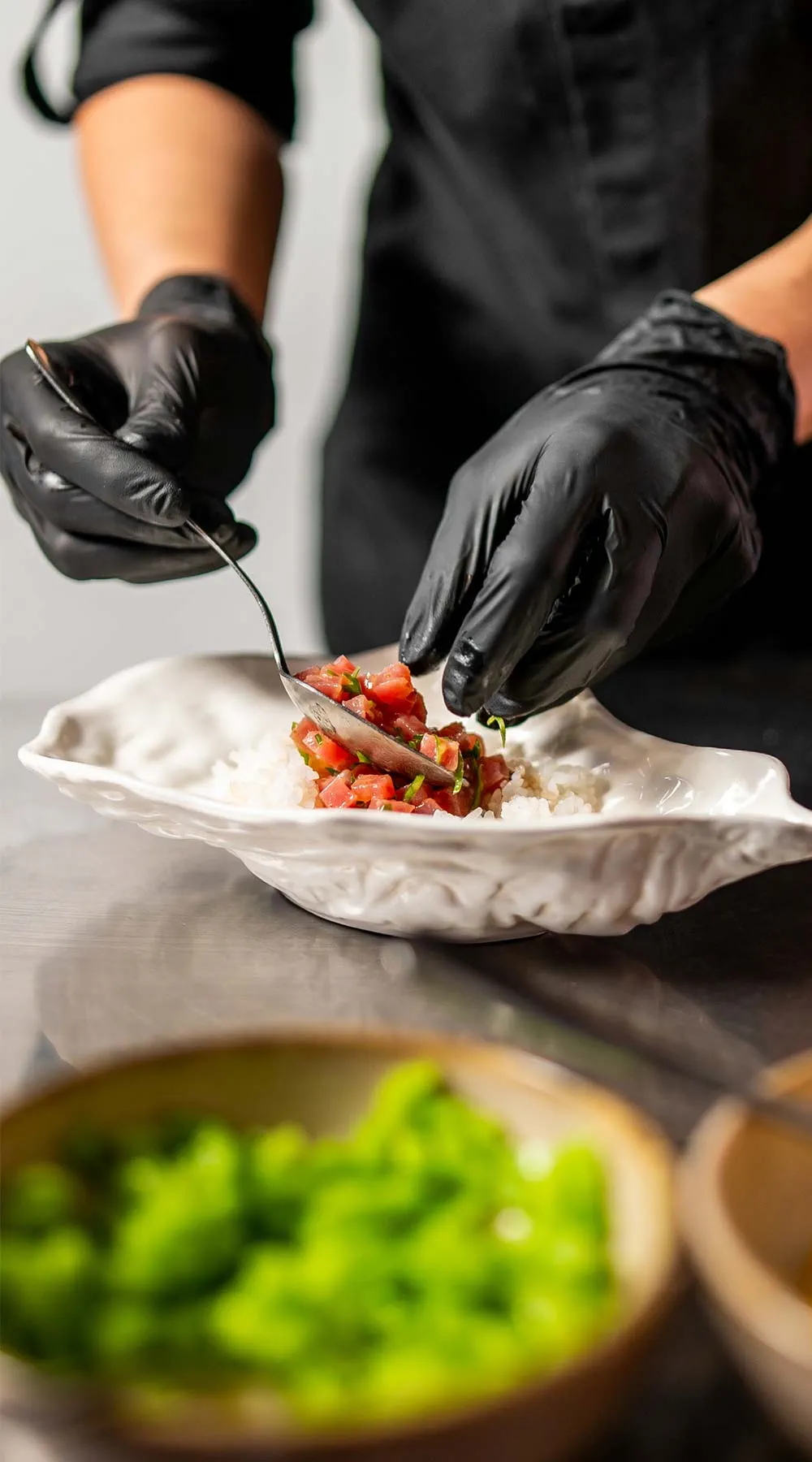 Chefs trabajando en dos platos de comida