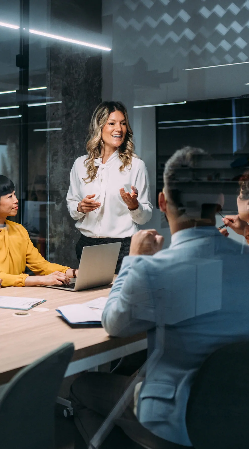 Equipo de profesionales durante una reunión
