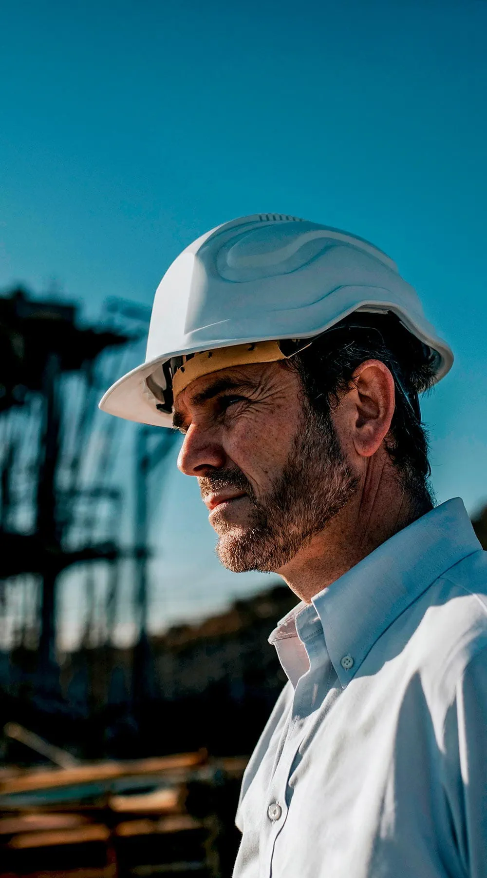 Trabajador inspeccionando la estructura del edificio al aire libre