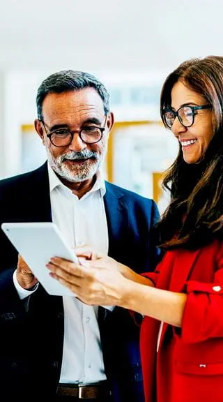 Colegas revisando documentos financieros juntos