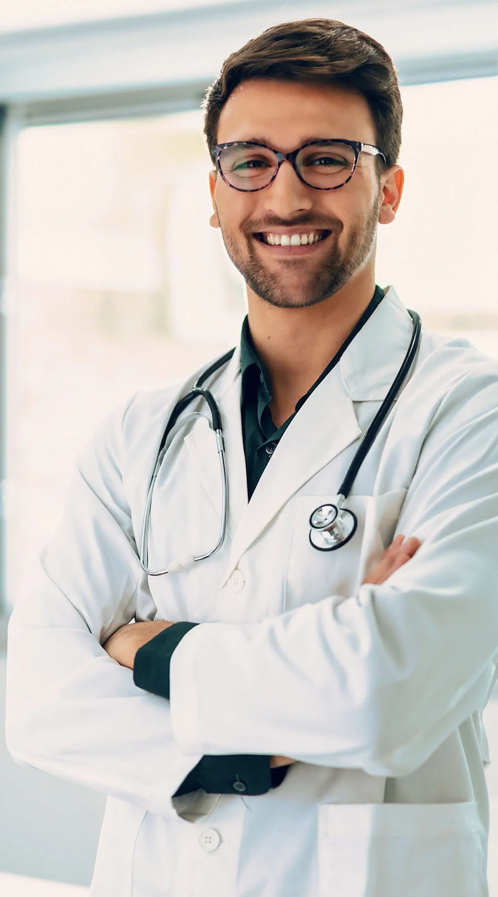 Médico sonriendo en un entorno clínico