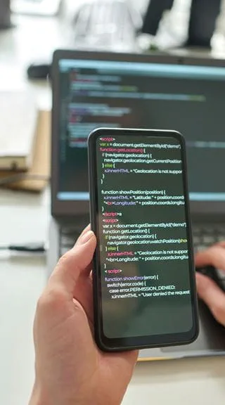 Desarrollador de software trabajando con un teléfono inteligente