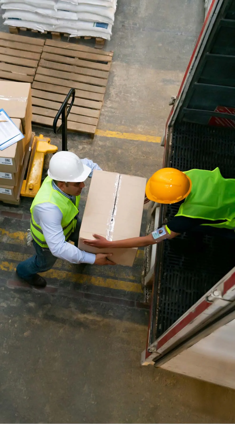 Grupo de trabajadores de almacén cargando un camión con cajas