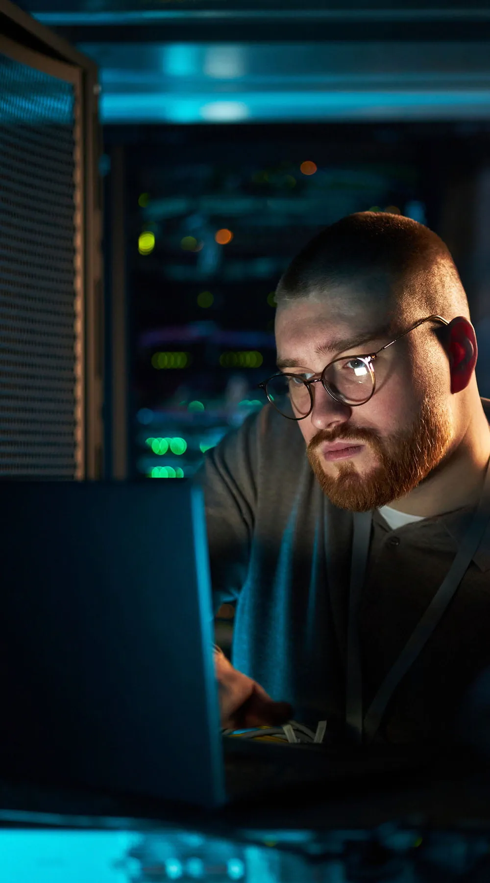 Desarrollador web trabajando con portátil