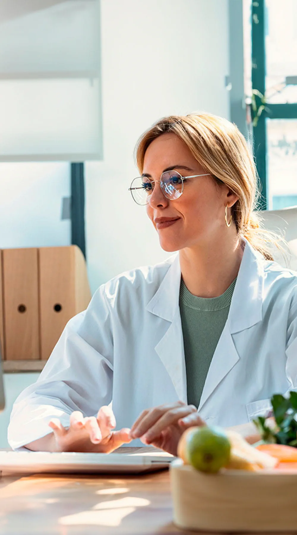 Nutricionista trabajando en su despacho