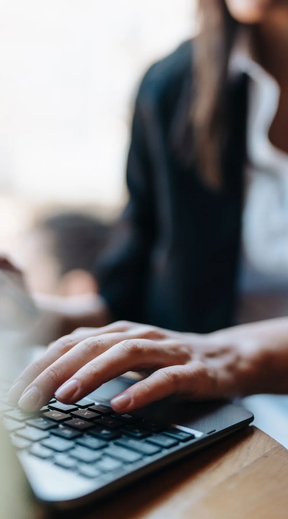 Mujer profesional que escribe en un teclado en un entorno de oficina