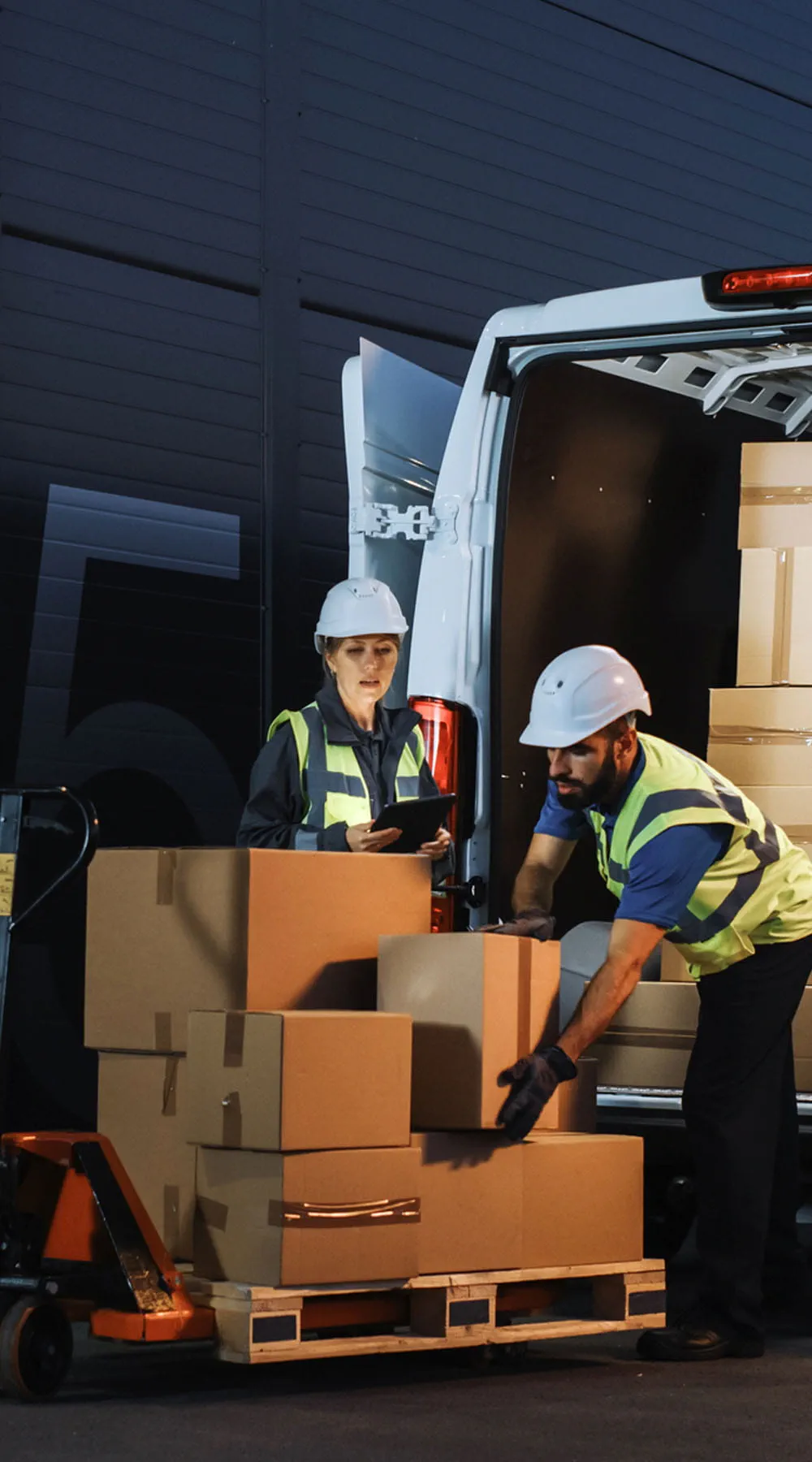 Dos personas bajando cajas de una furgoneta