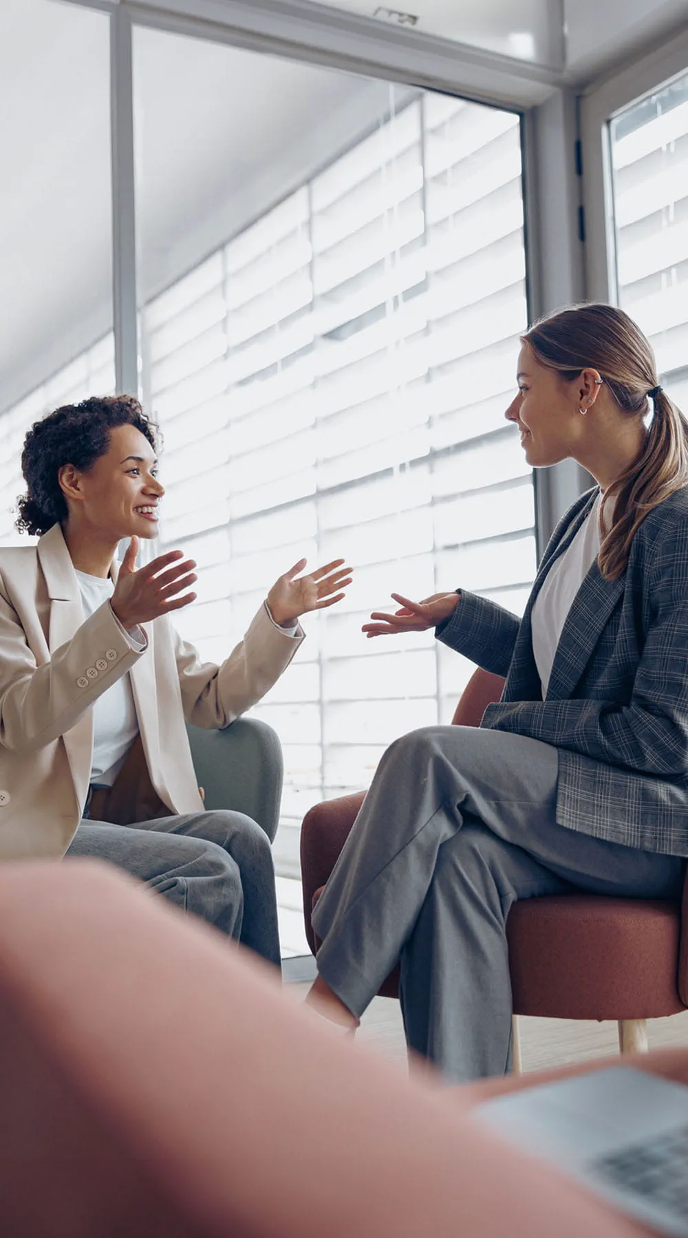 Dos mujeres en una entrevista de trabajo