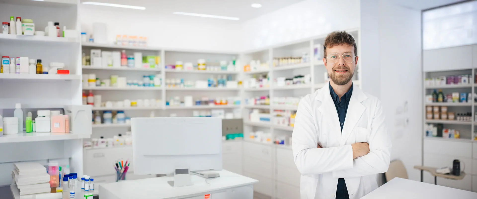Personal de farmacia listo para ayudar a los clientes Personal de farmacia listo para ayudar a los clientes