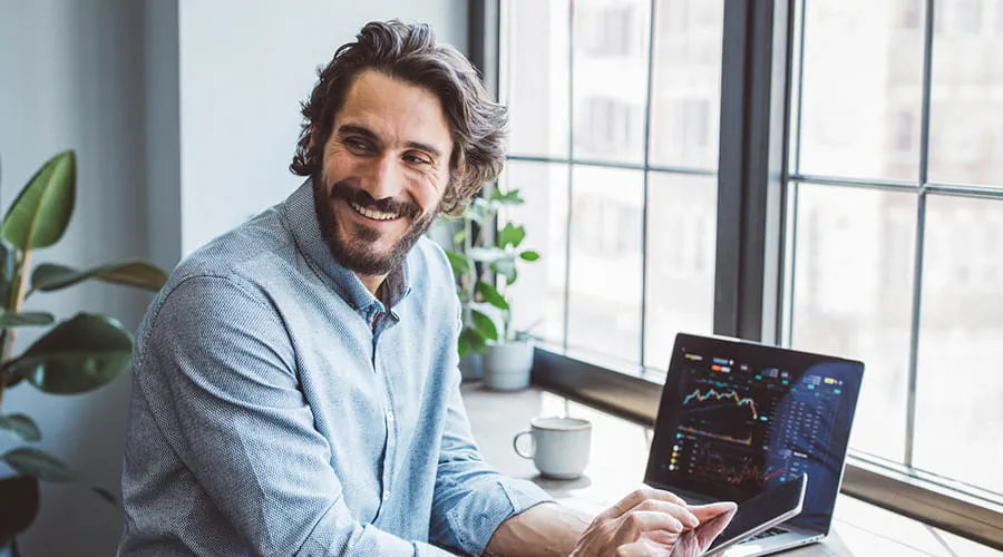 Hombre de negocios que trabaja desde casa