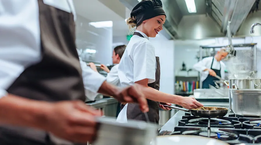 Equipo de cocina profesional trabajando en cocina